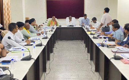 प्रभारी मंत्री की अध्यक्षता में विकास कार्यों एवं कानून व्यवस्था की समीक्षा बैठक सम्पन्न