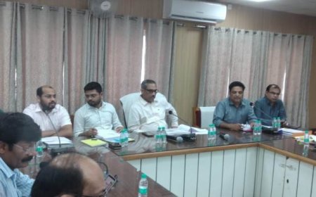 मण्डलायुक्त की अध्यक्षता में हुई सीएम डैश बोर्ड पर विकास कार्यों, वृक्षारोपण की जियोटैगिंग, कर-करेत्तर एवं राजस्व कार्यों की बैठक