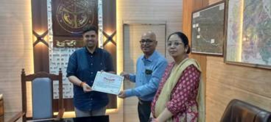 जिलाधिकारी ने मुख्य पशु चिकित्सा अधिकारी को प्रशस्ति पत्र देकर किया सम्मानित