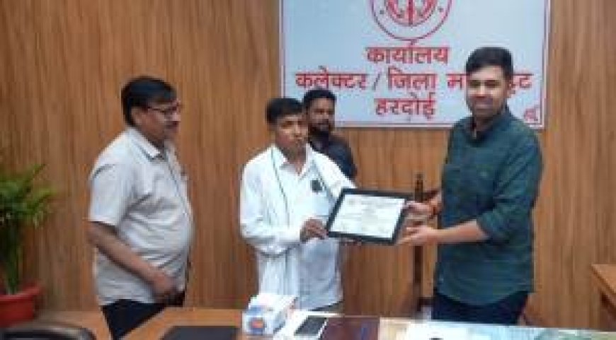 आम महोत्सव में सम्मानित किसान ने की जिलाधिकारी से मुलाक़ात