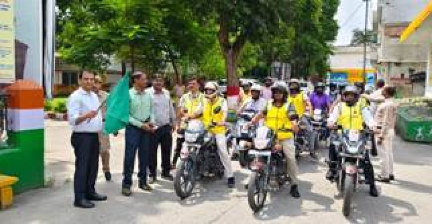 घायल कावड़ियों को त्वरित चिकित्सा उपलब्ध कराने हेतु बाइक एम्बुलेंस को दिखाई हरी झण्डी