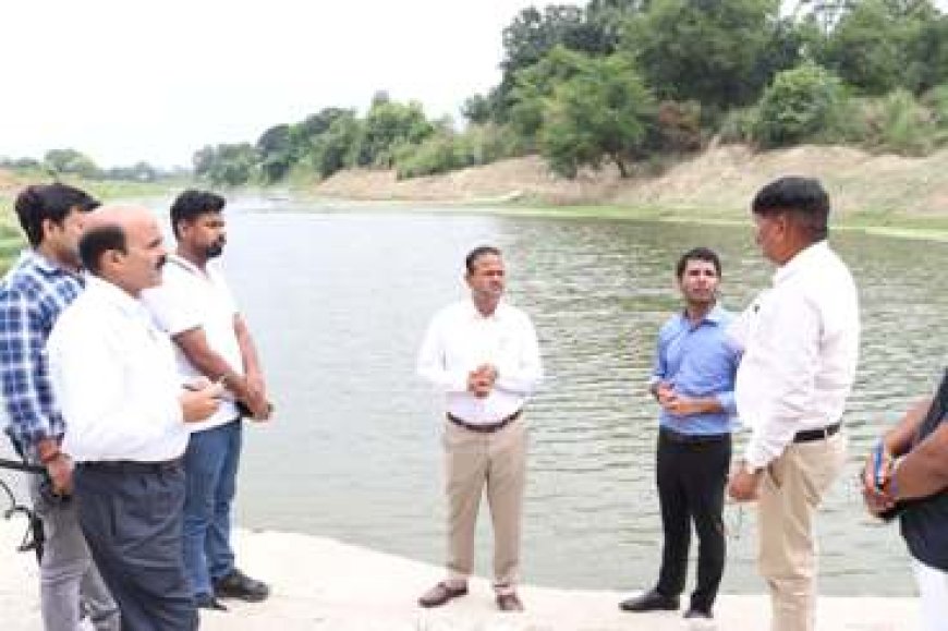 जिलाधिकारी ने तमसा एवं सिलनी नदी के पानी की गुणवत्ता एवं सफाई का किया निरीक्षण