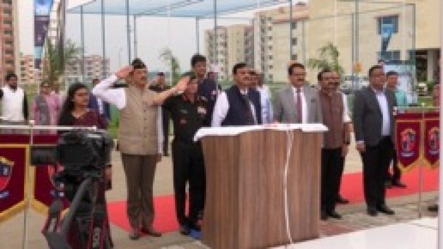 फ्लैग फाउण्डेशन आफ इन्डिया के सहयोग से यूपीएसआईएफएस में भारतीय ध्वज स्थापित