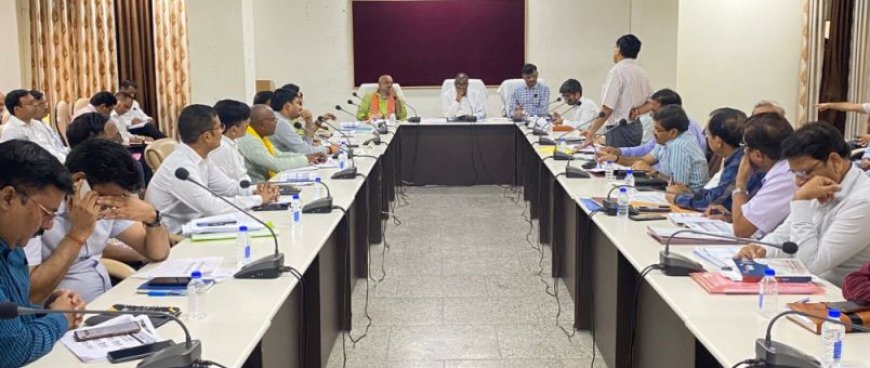 प्रभारी मंत्री की अध्यक्षता में विकास कार्यों एवं कानून व्यवस्था की समीक्षा बैठक सम्पन्न