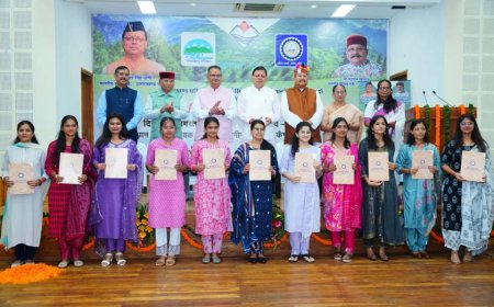 सीएम धामी ने चयनित अभ्यर्थियों/आश्रितों को वितरित किए नियुक्ति पत्र