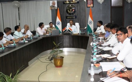 सरकारी तथा गैर-सरकारी इमारतों/भवनो पर राष्ट्रीय ध्वज फहराया जाये - जिलाधिकारी