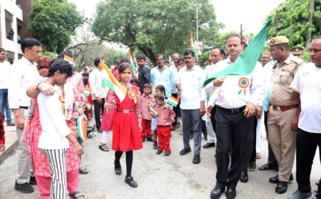 हर घर तिरंगा कार्यक्रम के अंतर्गत जिलाधिकारी ने दिव्यांग मतदाता जागरूकता रैली को हरी झण्डी दिखाकर किया रवाना - जिलाधिकारी