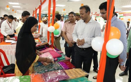 तिरंगा महोत्सव के अन्तर्गत स्वयं सहायता समूहों एवं कृषक उत्पादन संगठनों द्वारा लगायी गयी प्रदर्शनी का जिलाधिकारी ने किया शुभारम्भ