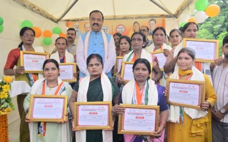 उप मुख्यमंत्री ने 14 लखपति दीदियों को लखनऊ से नई दिल्ली लालकिले पर आयोजित स्वतंत्रता दिवस समारोह में सम्मिलित होने के लिए किया रवाना