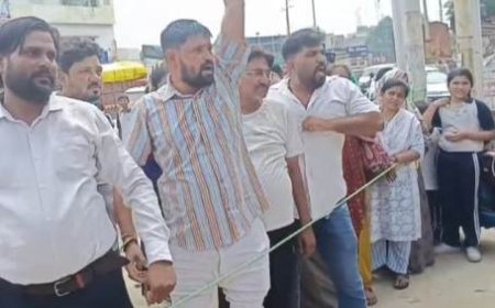 लखनऊ के बालागंज इलाके मे सेंट जोसेप स्कूल में छात्रा से छेड़छाड़ पर अभिभावकों का प्रदर्शन