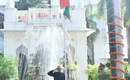 मुख्य सचिव ने 79वें स्वतंत्रता दिवस के अवसर पर अपने आवास पर राष्ट्रीय ध्वज फहराया