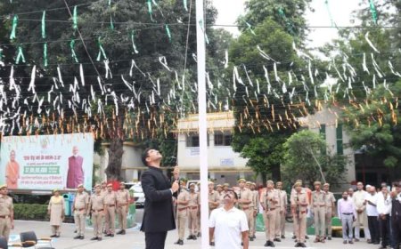 जिलाधिकारी ने आवास एवं कलेक्ट्रेट परिसर में किया ध्वजारोहण