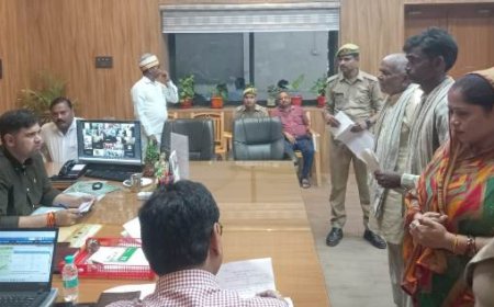 जिलाधिकारी ने आमजनमानस की शिकायतों को सुना