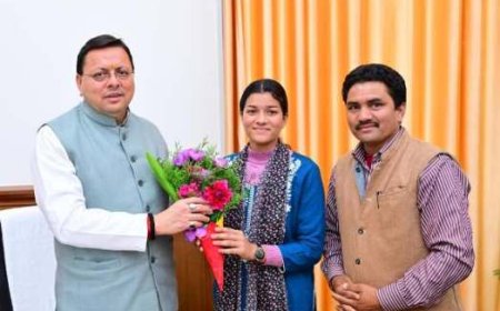 सीएम धामी से मुख्यमंत्री आदर्श ग्राम सारकोट की ग्राम प्रधान प्रियंका नेगी ने की भेंट