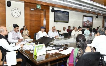 मुख्य सचिव ने की मण्डलायुक्तों, जिलाधिकारियों एवं वरिष्ठ पुलिस अधिकारियों के साथ बैठक कर यूपीएसएसएससी की पीईटी-2025 की तैयारियों और छात्रवृत्ति योजना की प्रगति की समीक्षा