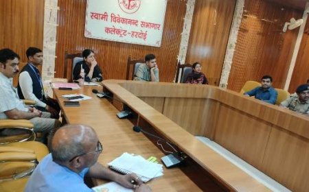 सड़क दुर्घटनाओं का रोकने हेतु समस्त श्रेणी के मार्गों पर लेन मार्किंग कराई जाएगी - जिलाधिकारी