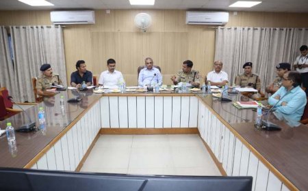 मण्डलायुक्त ने की आगामी त्यौहारों के दृष्टिगत कानून व्यवस्था की बैठक