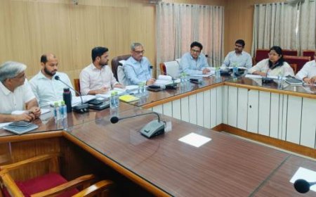 मण्डलायुक्त की अध्यक्षता में हुई सीएम डैश बोर्ड पर विकास कार्यों, कर-करेत्तर एवं राजस्व कार्यों की बैठक