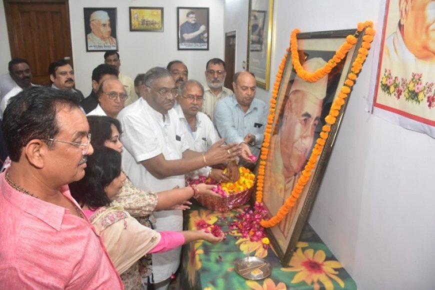 पूर्व मुख्यमंत्री बाबू बनारसी दास की पुण्यतिथि पर अर्पित की गई भावपूर्ण श्रद्धांजलि