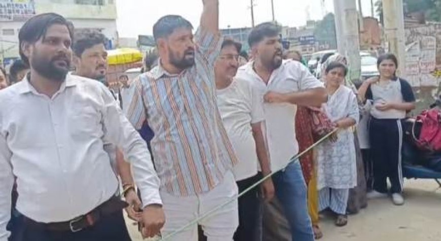 लखनऊ के बालागंज इलाके मे सेंट जोसेप स्कूल में छात्रा से छेड़छाड़ पर अभिभावकों का प्रदर्शन