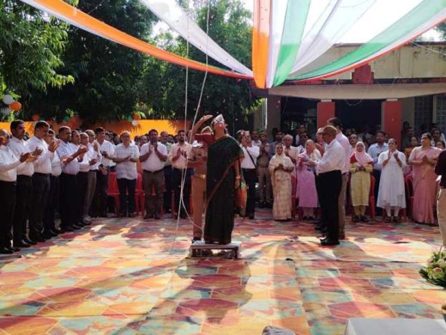 मुख्य विकास अधिकारी ने विकास भवन में किया ध्वजारोहण