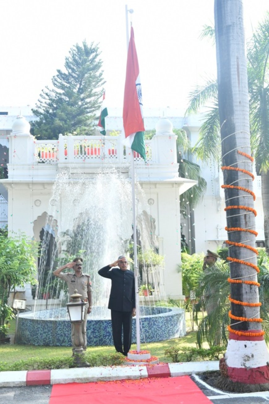 मुख्य सचिव ने 79वें स्वतंत्रता दिवस के अवसर पर अपने आवास पर राष्ट्रीय ध्वज फहराया