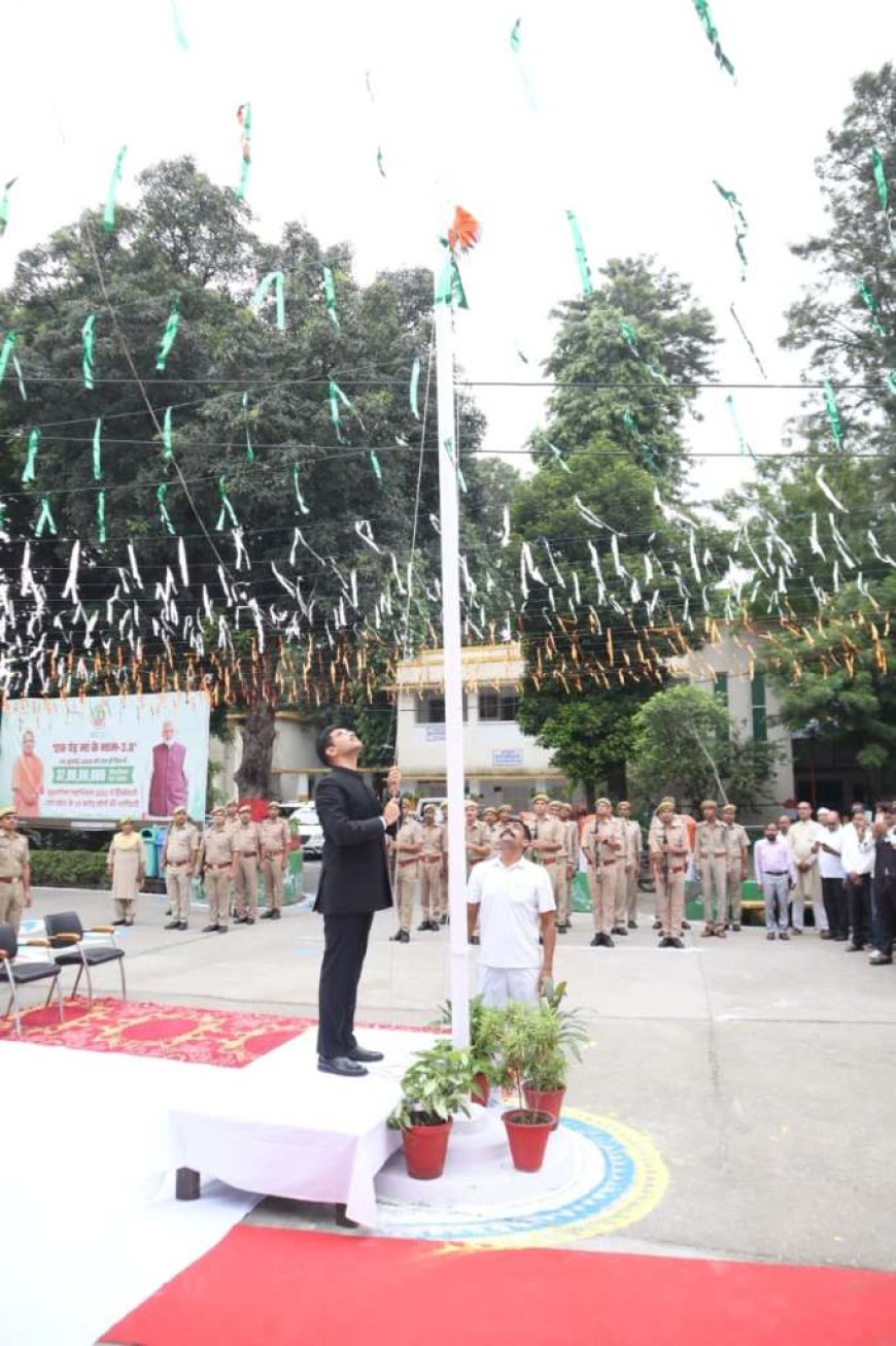 जिलाधिकारी ने आवास एवं कलेक्ट्रेट परिसर में किया ध्वजारोहण