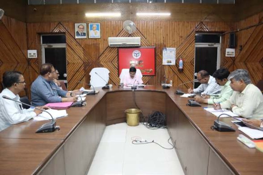 जिलाधिकारी ने की चकबन्दी विभाग की समीक्षा