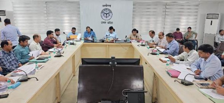 डीएम की अध्यक्षता में विकास कार्यांे और कर-करेत्तर एवं राजस्व संग्रह की समीक्षा बैठक सम्पन्न