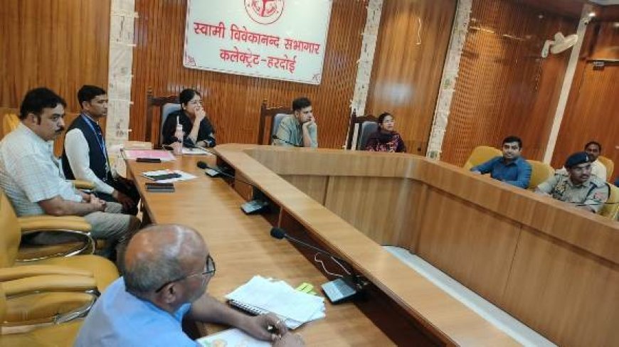 सड़क दुर्घटनाओं का रोकने हेतु समस्त श्रेणी के मार्गों पर लेन मार्किंग कराई जाएगी - जिलाधिकारी