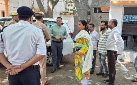 सी.सी.टी.वी. कैमरों के लिए स्थापित कन्ट्रोल रूम का डीएम ने किया निरीक्षण