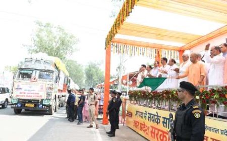 सीएम योगी ने पंजाब, हिमाचल प्रदेश एवं उत्तराखण्ड के बाढ पीडितों के लिए 19 हजार राहत सामग्री किट के 48 वाहनों को हरी झण्डी दिखाकर किया रवाना