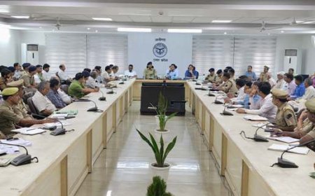 त्यौहारों की तैयारियों पर डीएम की सख्ती, साफ-सफाई से सुरक्षा तक दिए निर्देश