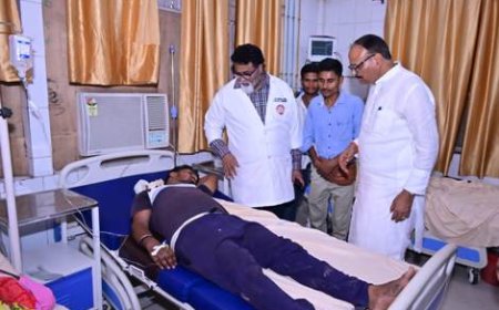 पेड़ गिरने से हुए हादसे में घायलों का हालचाल लेने बलरामपुर अस्पताल पहुँचे डिप्टी सीएम ब्रजेश पाठक