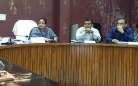 विकास कार्यों में तेजी लाने के लिए मण्डलायुक्त ने की समीक्षा