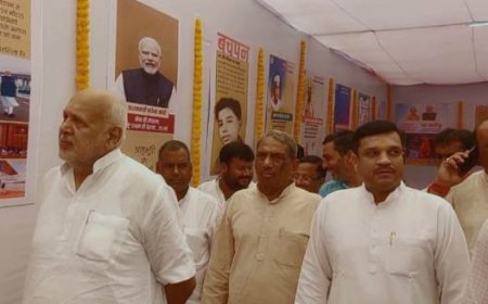 प्रधानमंत्री के जीवन दर्शन पर आधारित चित्र प्रदर्शनी का प्रभारी मंत्री ने किया अवलोकन