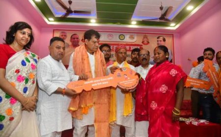 नगर विकास एवं ऊर्जा मंत्री ए.के. शर्मा ने योजनाओं के लाभार्थियों को चेक एवं आवास की चाबी सौंपकर दिया सशक्तिकरण का संदेश