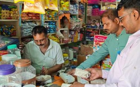 नवरात्रि एवं आगमी दशहरा पर्व के मद्देनजर जनपद में मिलावटी खाद्य एवं पेय पदार्थाे के विक्रय पर प्रभावी रोकथाम के लिए की गई छापेमारी