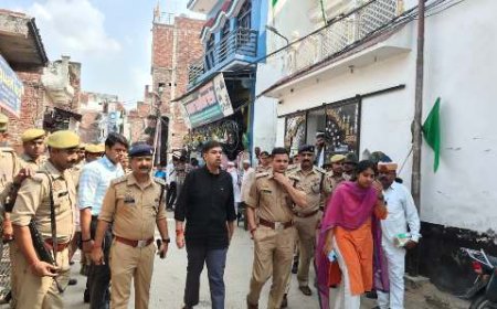 त्यौहारों पर आपसी सौहार्द, भाईचारा, शांति एवं कानून व्यवस्था बनाये रखने में जिला प्रशासन का सहयोग करें - जिलाधिकारी