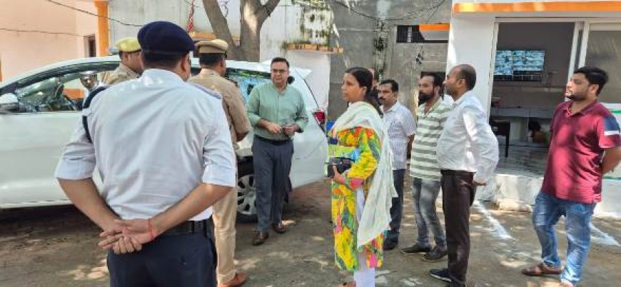 सी.सी.टी.वी. कैमरों के लिए स्थापित कन्ट्रोल रूम का डीएम ने किया निरीक्षण