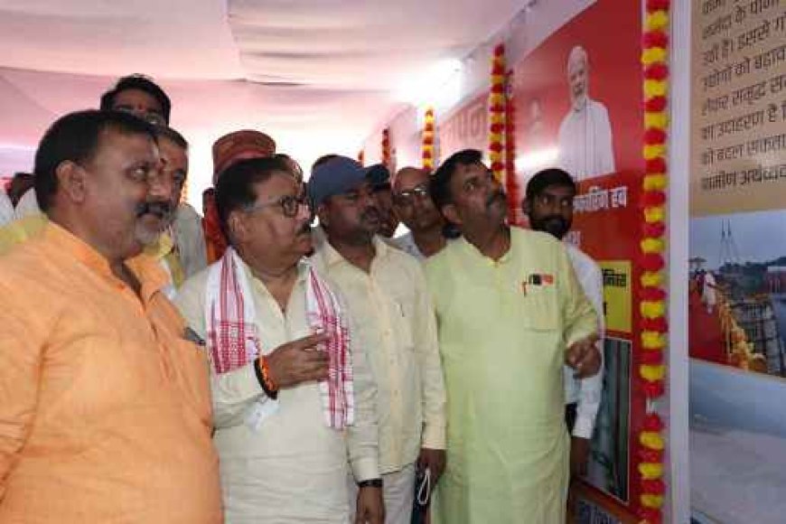 विधान परिषद सदस्य ने  सूचना एवं जनसम्पर्क विभाग द्वारा लगायी गयी प्रदर्शनी का किया उद्घाटन