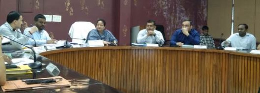 विकास कार्यों में तेजी लाने के लिए मण्डलायुक्त ने की समीक्षा