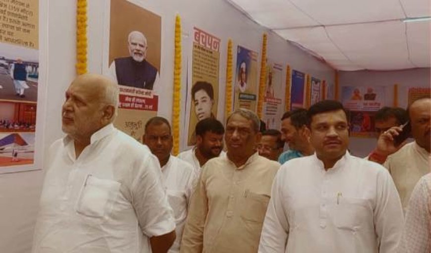 प्रधानमंत्री के जीवन दर्शन पर आधारित चित्र प्रदर्शनी का प्रभारी मंत्री ने किया अवलोकन