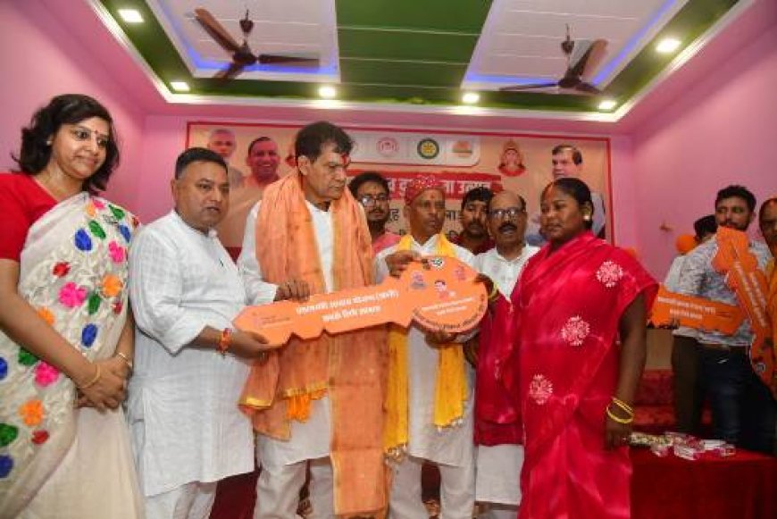 नगर विकास एवं ऊर्जा मंत्री ए.के. शर्मा ने योजनाओं के लाभार्थियों को चेक एवं आवास की चाबी सौंपकर दिया सशक्तिकरण का संदेश