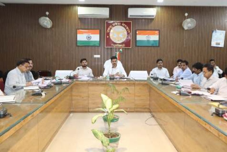 जिलाधिकारी ने की सीएम डैशबोर्ड पर आधारित विकास कार्यों की समीक्षा बैठक