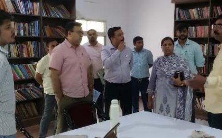 जिलाधिकारी ने किया राजकीय जिला पुस्तकालय का निरीक्षण