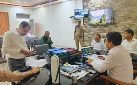 जिलाधिकारी ने सुनी फरियादियों की शिकायतें व समस्याएं