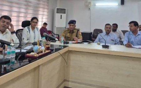 जिलाधिकारी ने सड़क सुरक्षा व्यवस्था में सुधार के दिए निर्देश