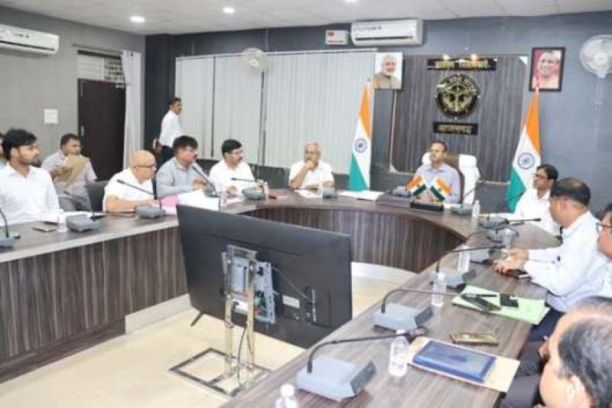 जिलाधिकारी ने की जन सुनवाई पोर्टल पर प्राप्त शिकायतों के निस्तारण की समीक्षा