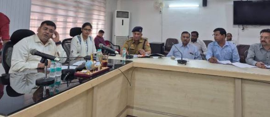 जिलाधिकारी ने सड़क सुरक्षा व्यवस्था में सुधार के दिए निर्देश